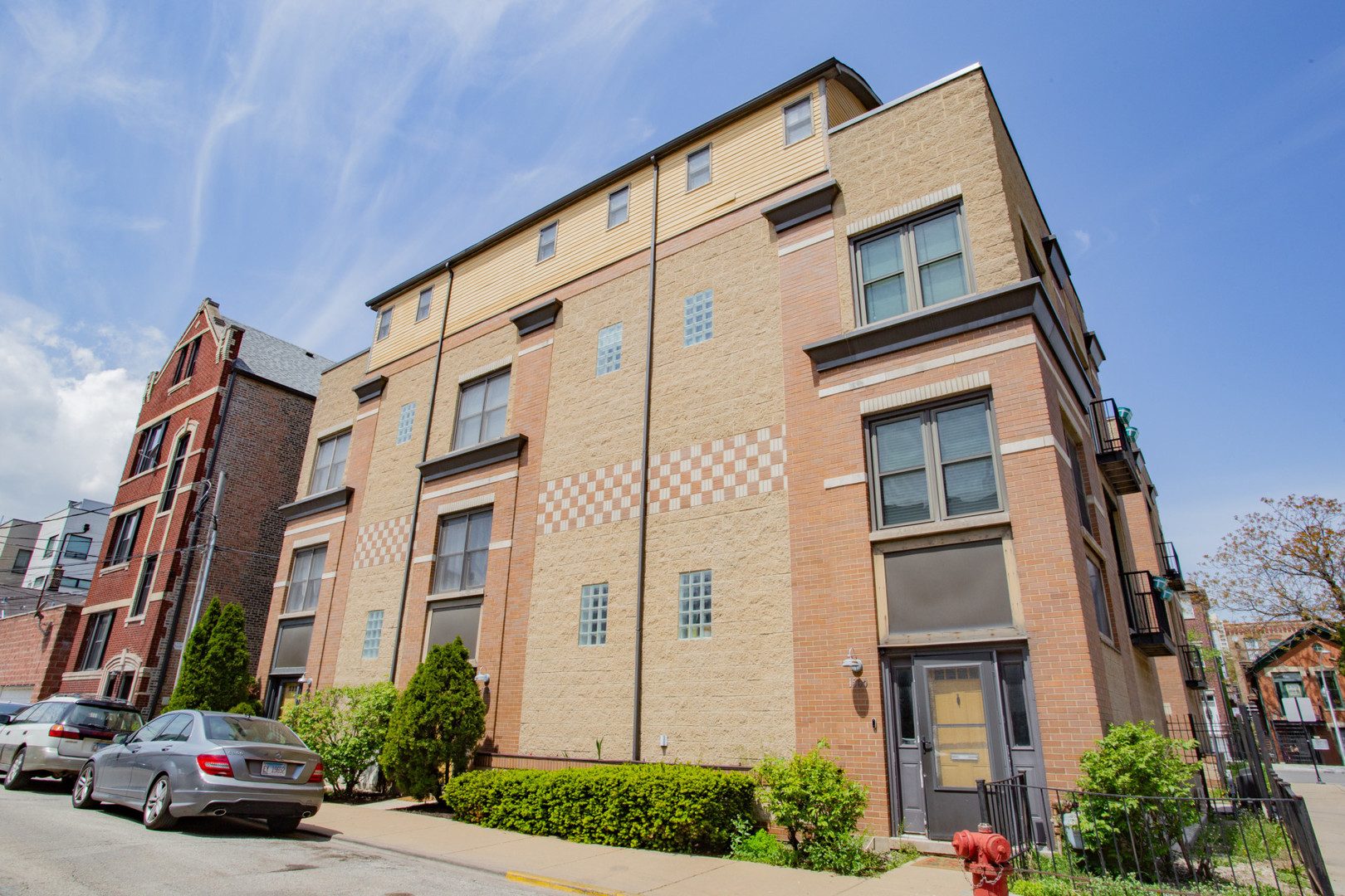 1504 West Pearson Street Chicago IL 60642
