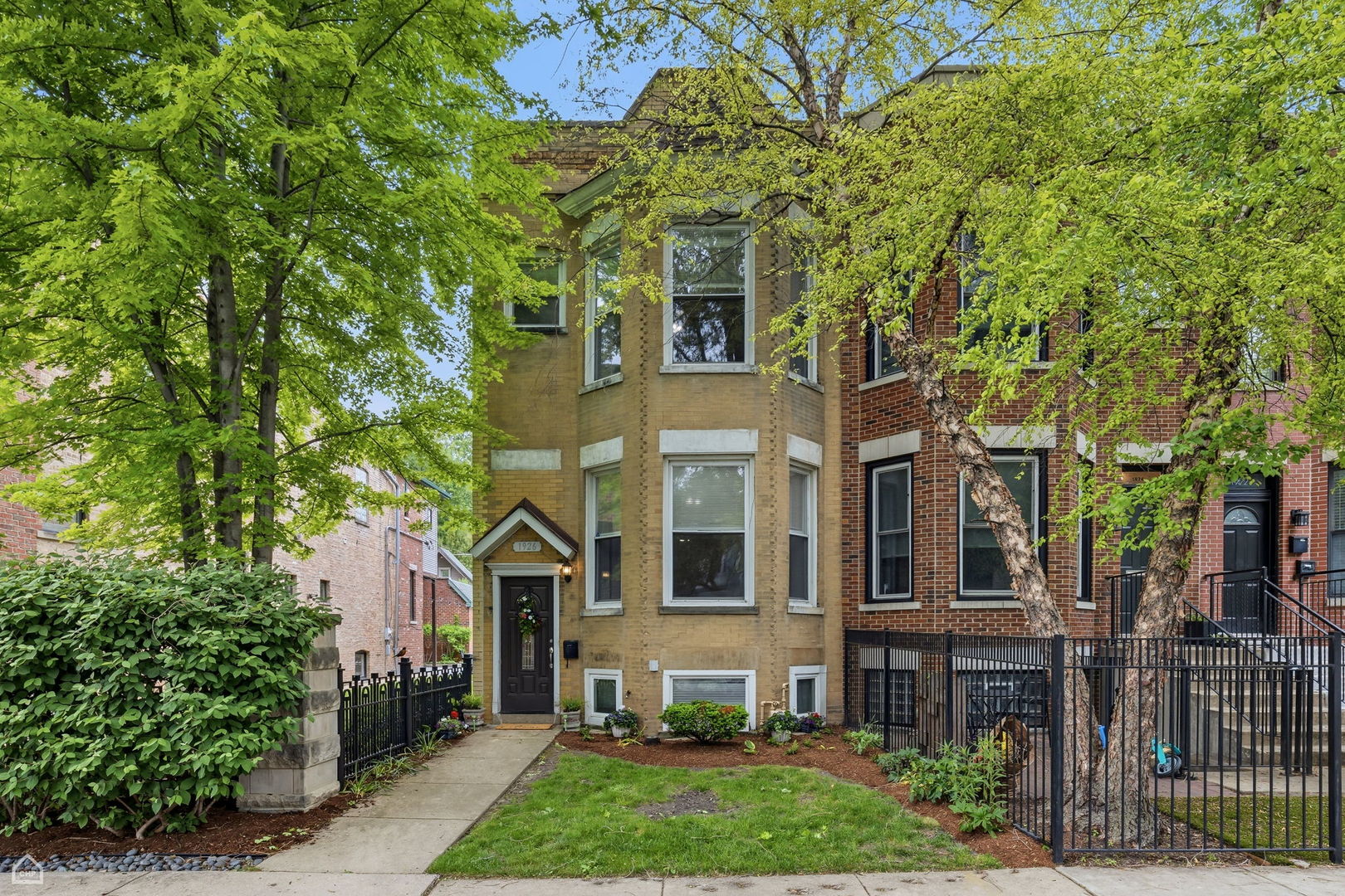 1926 West Oakdale Avenue Chicago IL 60657