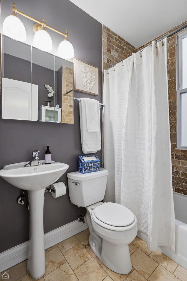 1926 West Oakdale Avenue Chicago IL 60657