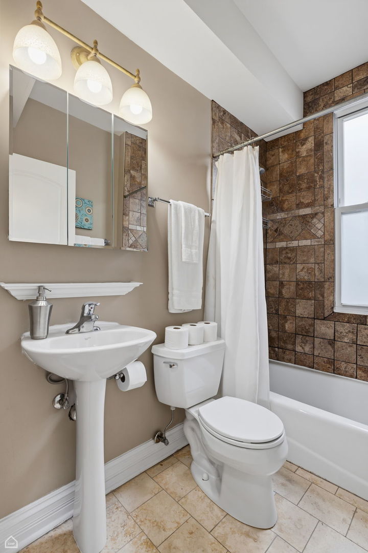 1926 West Oakdale Avenue Chicago IL 60657