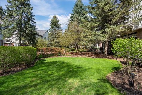 1924 Wyndham Circle Glenview IL 60025