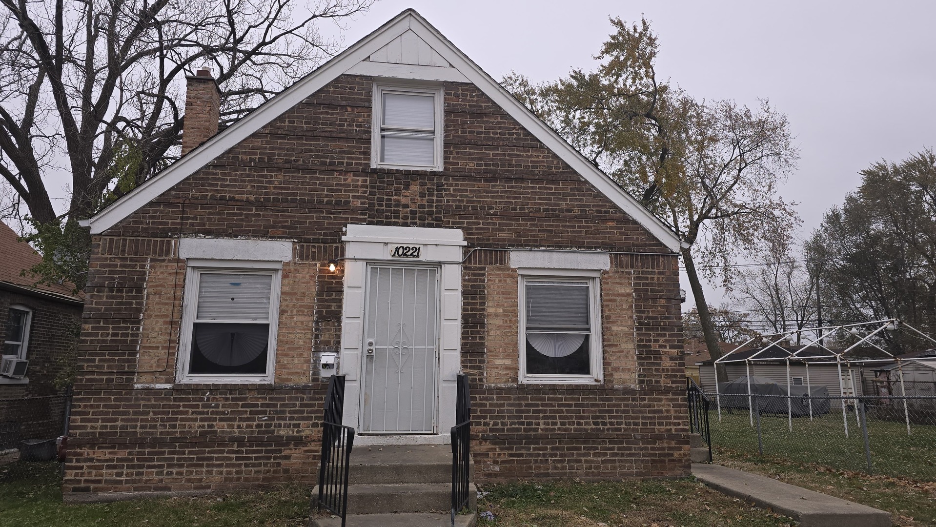 10221 South Hoxie Avenue Chicago IL 60617