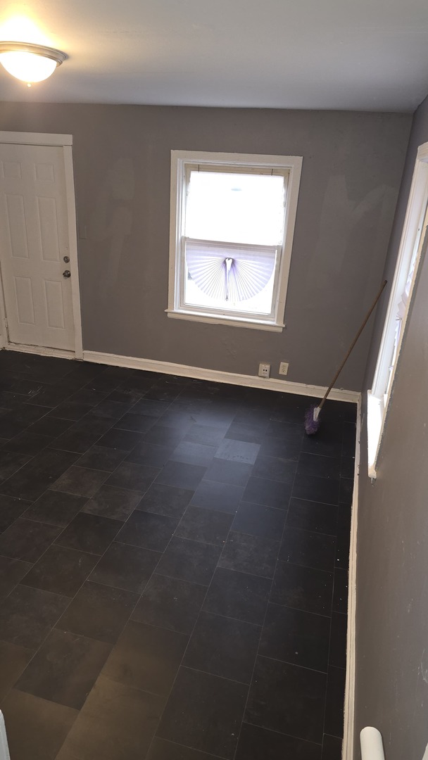 10221 South Hoxie Avenue Chicago IL 60617