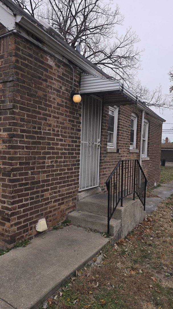 10221 South Hoxie Avenue Chicago IL 60617