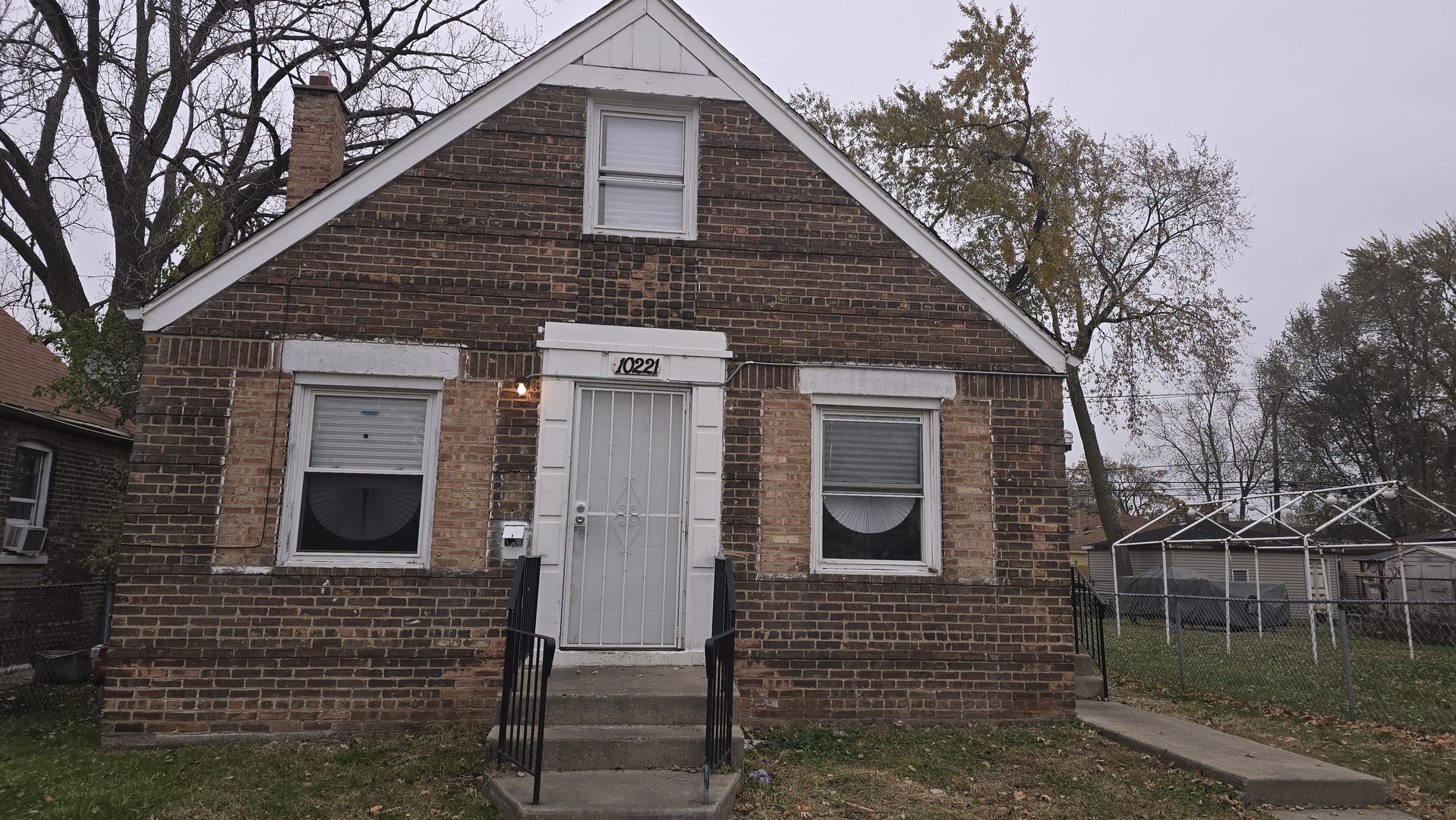 10221 South Hoxie Avenue Chicago IL 60617