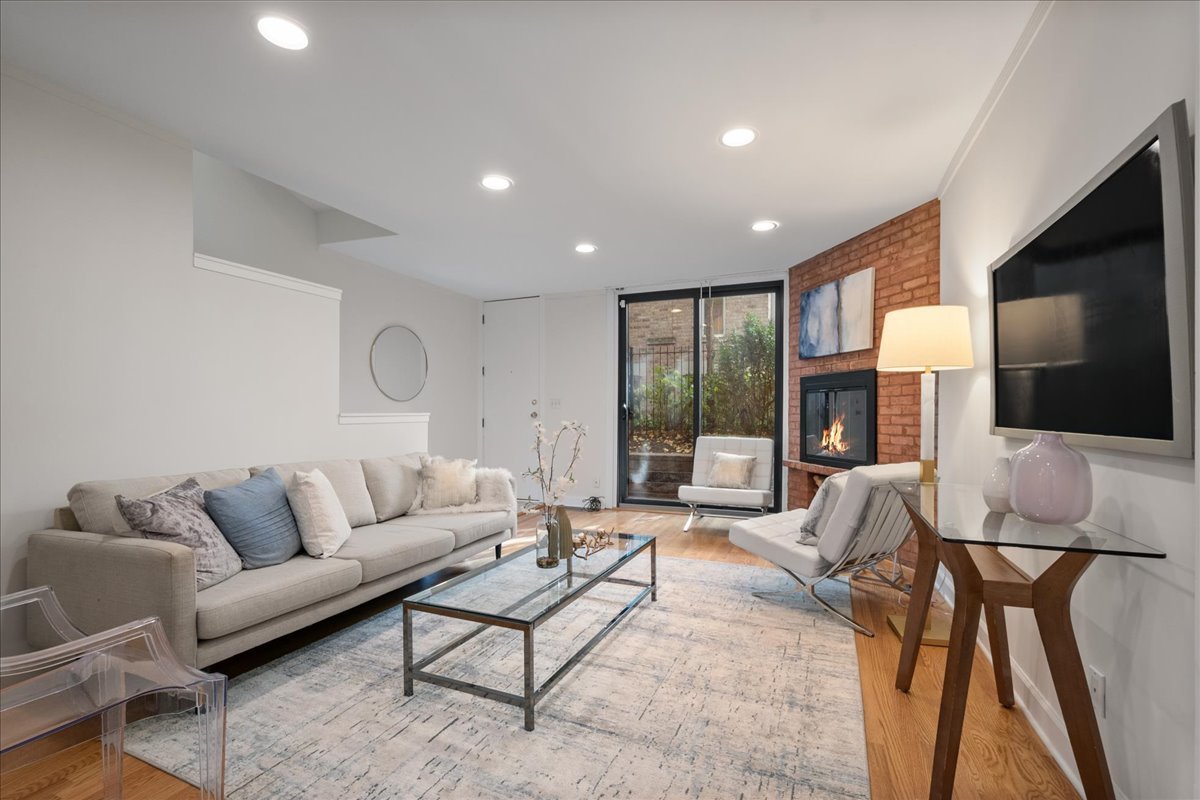 2208 North Burling Street Chicago IL 60614