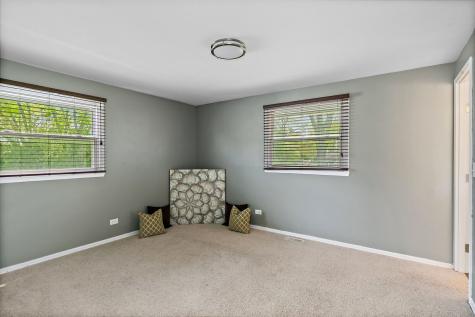 1097 Stratham Court Schaumburg IL 60193