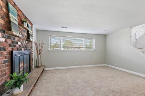 1097 Stratham Court Schaumburg IL 60193