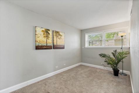 1097 Stratham Court Schaumburg IL 60193