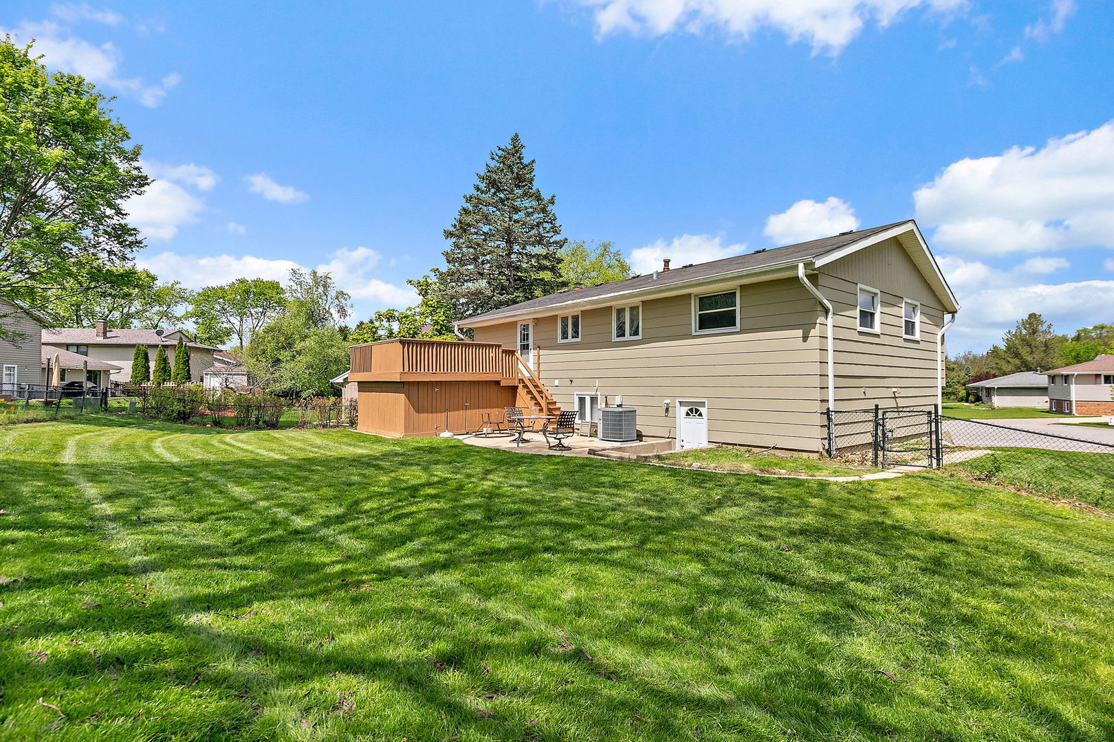 1097 Stratham Court Schaumburg IL 60193