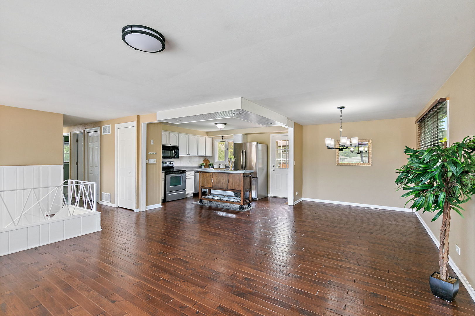 1097 Stratham Court Schaumburg IL 60193