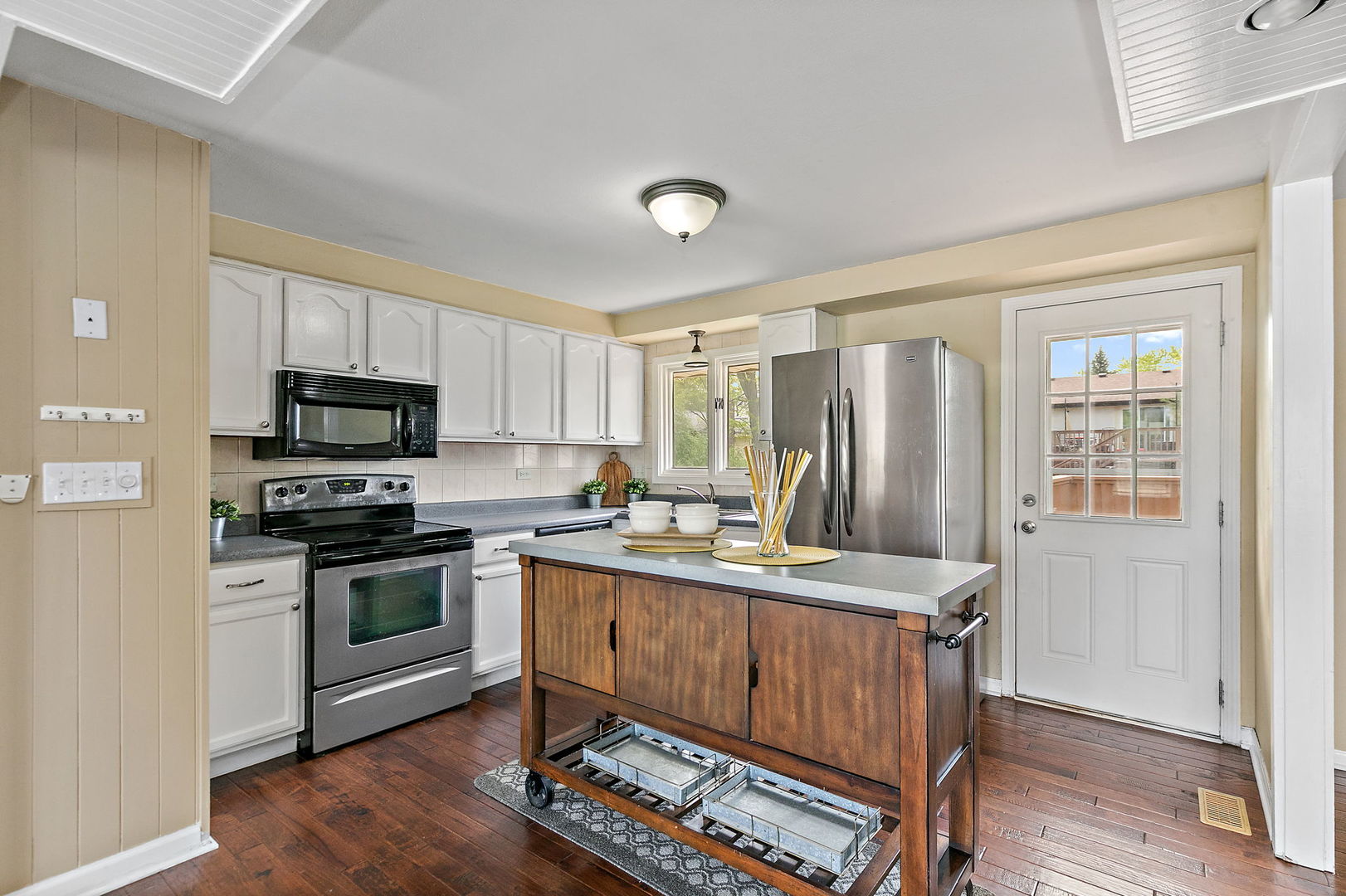1097 Stratham Court Schaumburg IL 60193