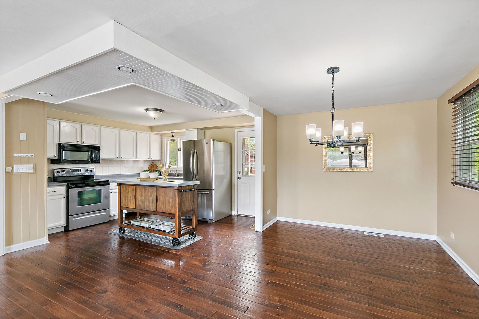1097 Stratham Court Schaumburg IL 60193