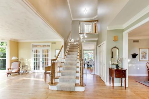 906 Secretariat Court St. Charles IL 60174
