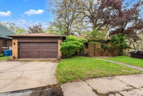 1070 20TH Avenue East Moline IL 61244
