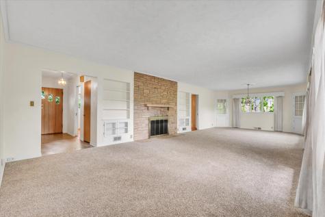1070 20TH Avenue East Moline IL 61244