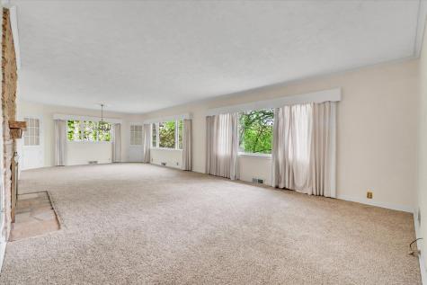 1070 20TH Avenue East Moline IL 61244