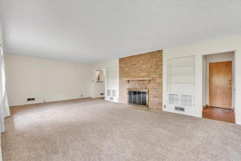 1070 20TH Avenue East Moline IL 61244