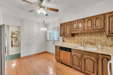 1070 20TH Avenue East Moline IL 61244