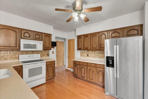 1070 20TH Avenue East Moline IL 61244