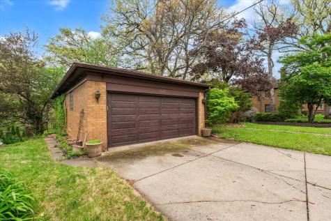 1070 20TH Avenue East Moline IL 61244