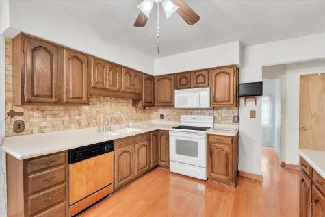 1070 20TH Avenue East Moline IL 61244