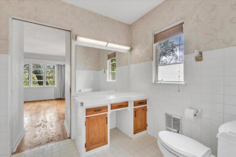 1070 20TH Avenue East Moline IL 61244