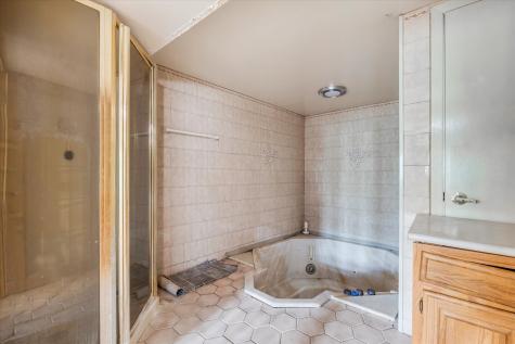 1070 20TH Avenue East Moline IL 61244