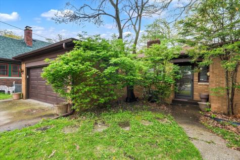 1070 20TH Avenue East Moline IL 61244