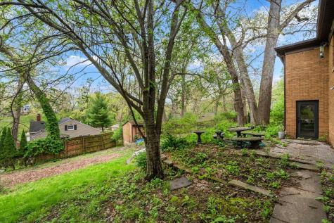 1070 20TH Avenue East Moline IL 61244