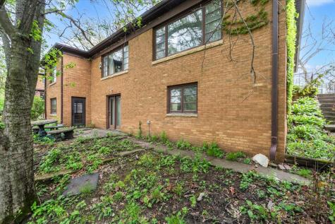 1070 20TH Avenue East Moline IL 61244