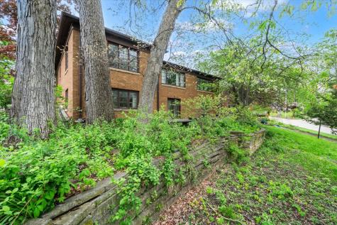 1070 20TH Avenue East Moline IL 61244