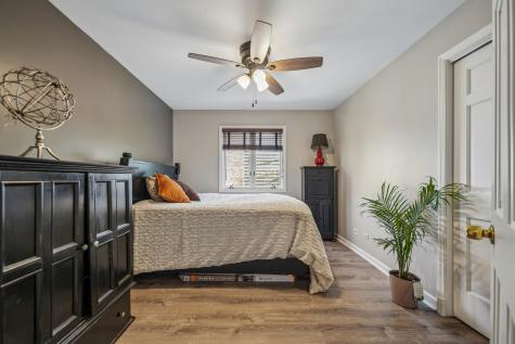 6 Crows Nest Court Third Lake IL 60030