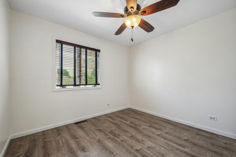 6 Crows Nest Court Third Lake IL 60030