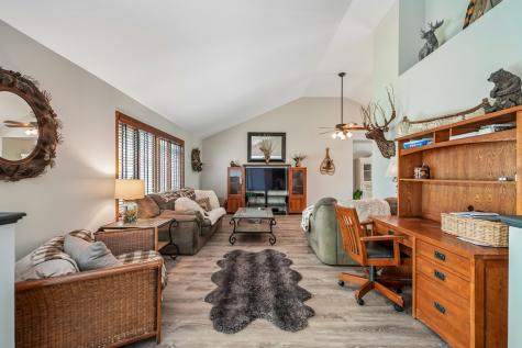 6 Crows Nest Court Third Lake IL 60030