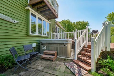 6 Crows Nest Court Third Lake IL 60030
