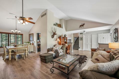 6 Crows Nest Court Third Lake IL 60030