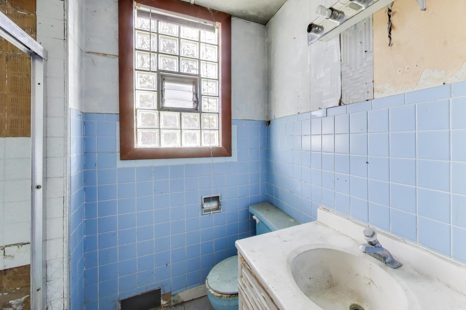 3835 West Montrose Avenue Chicago IL 60618