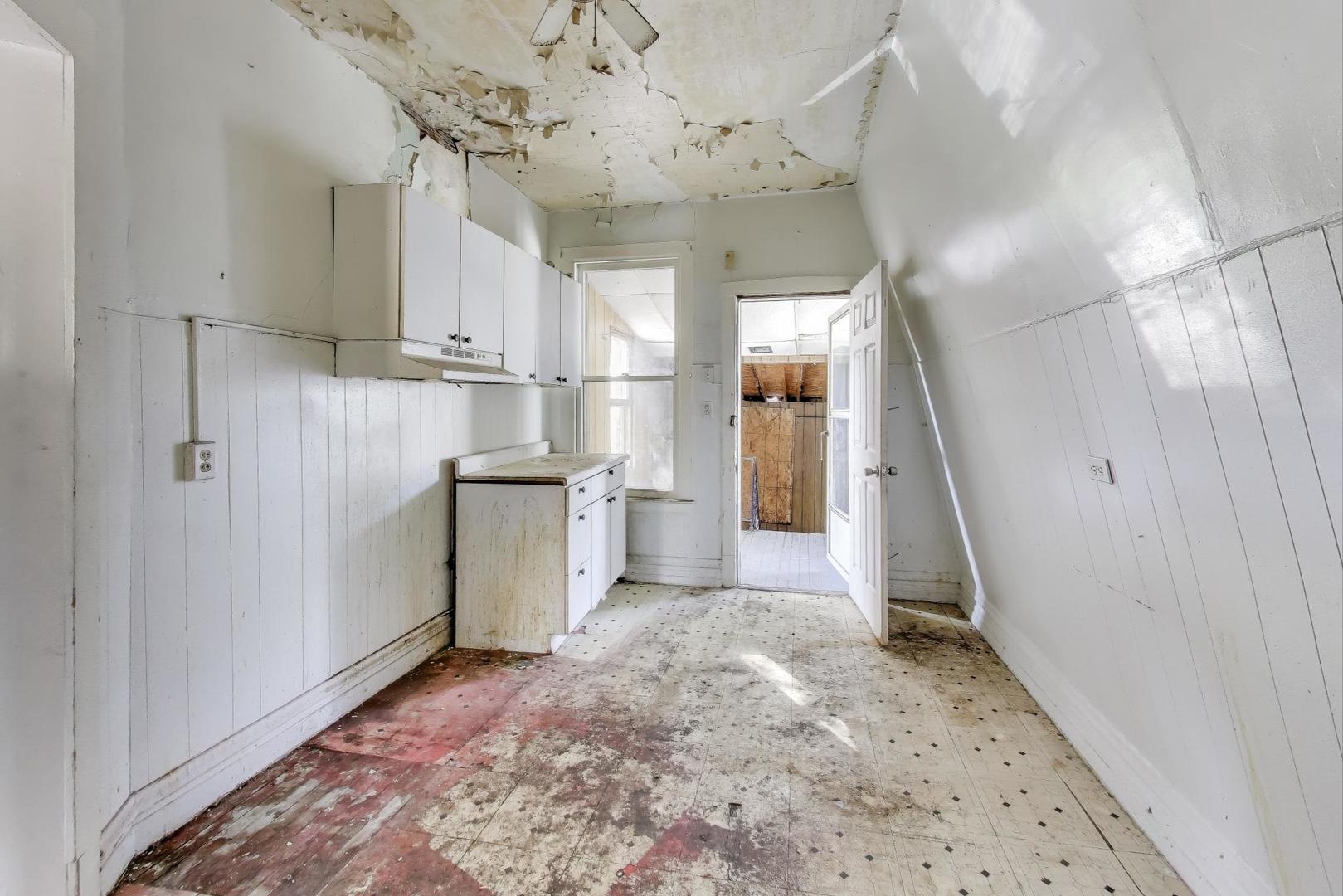 3835 West Montrose Avenue Chicago IL 60618