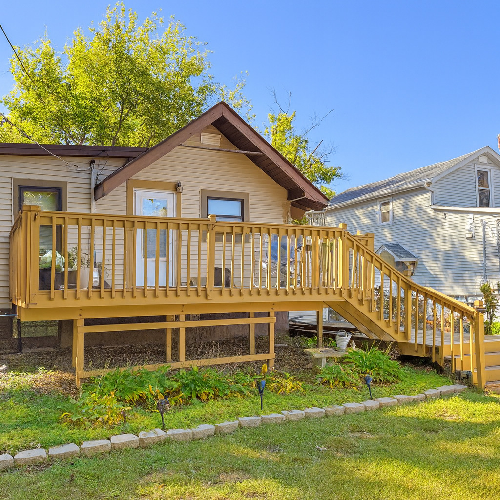 943 Charles Street Aurora IL 60506