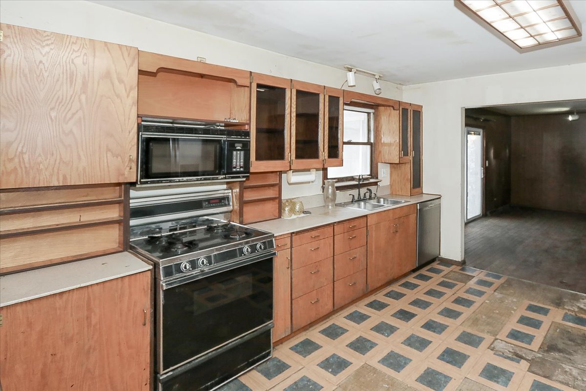 1326 Summit Drive Schaumburg IL 60193
