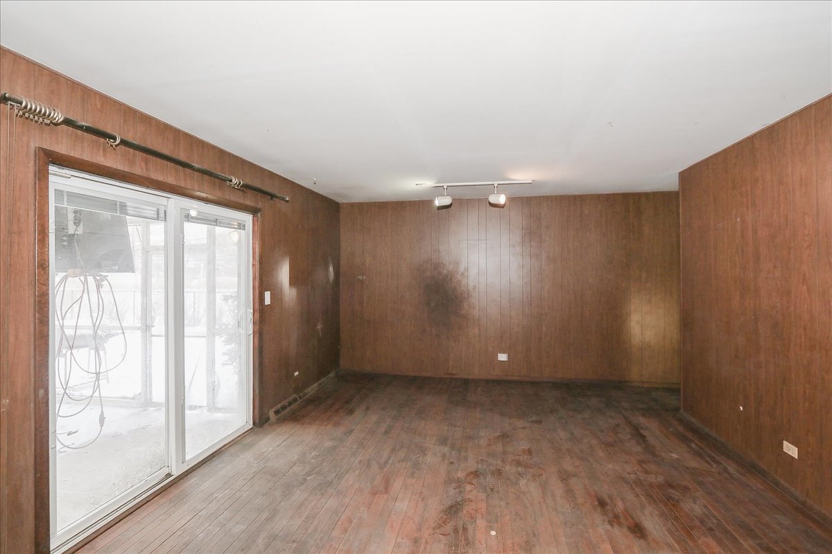 1326 Summit Drive Schaumburg IL 60193