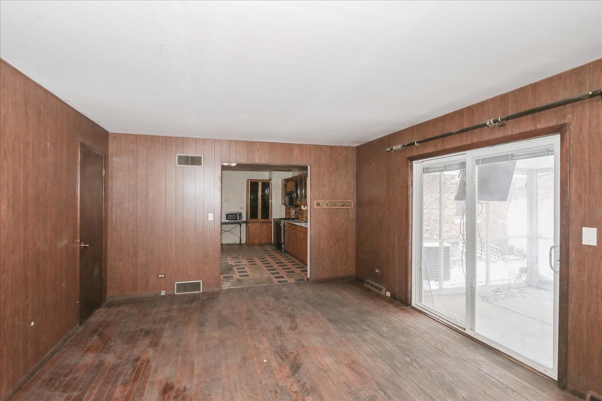 1326 Summit Drive Schaumburg IL 60193