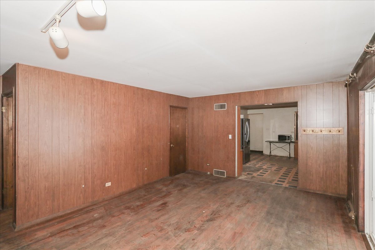 1326 Summit Drive Schaumburg IL 60193