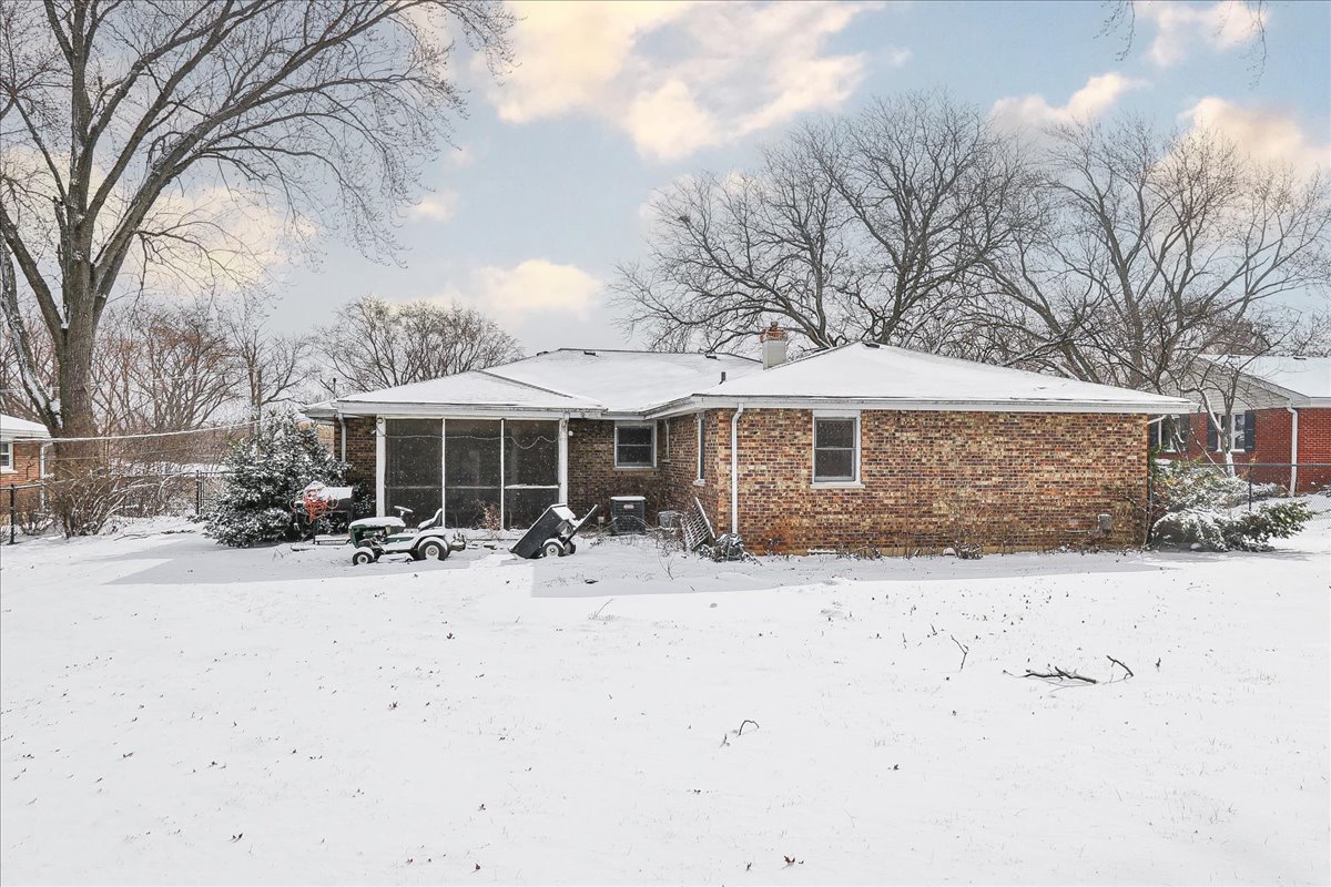 1326 Summit Drive Schaumburg IL 60193