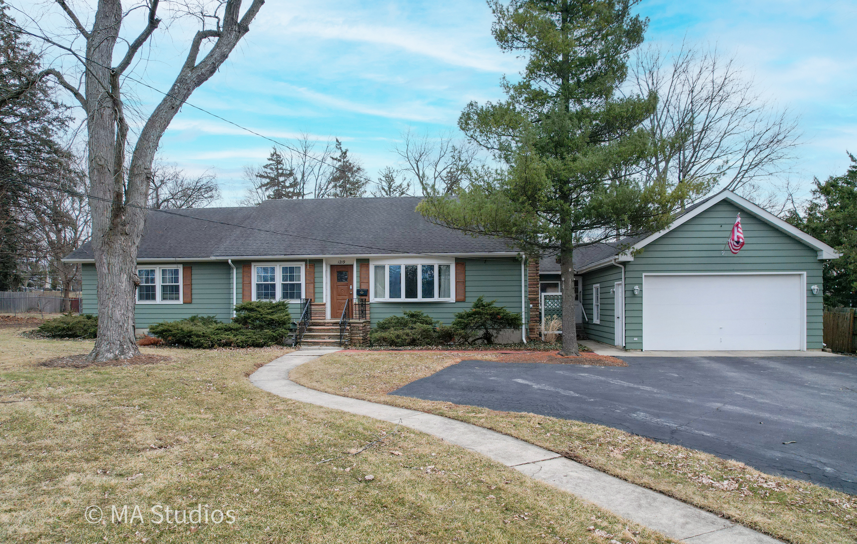1219 Golf Lane Wheaton IL 60189
