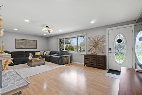 1923 Warwick Lane Schaumburg IL 60193