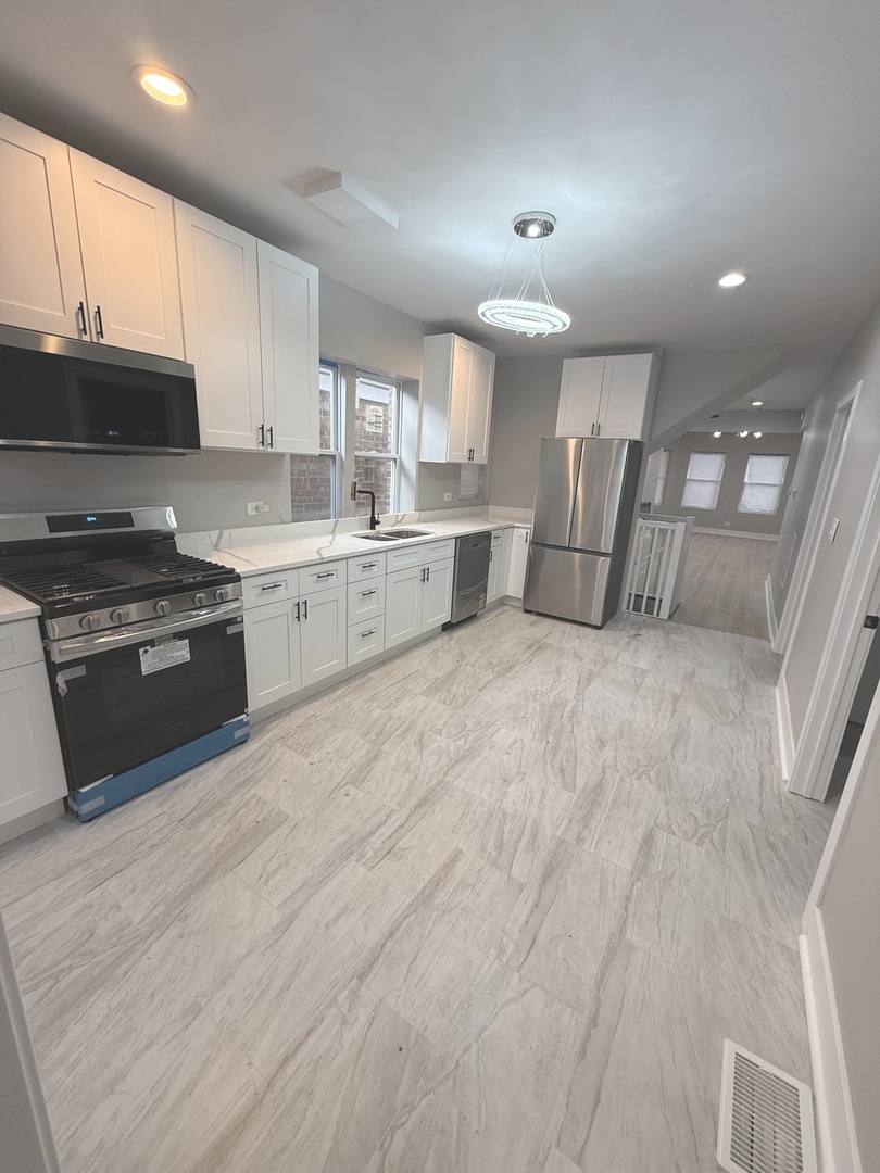 8219 South Honore Street Chicago IL 60620