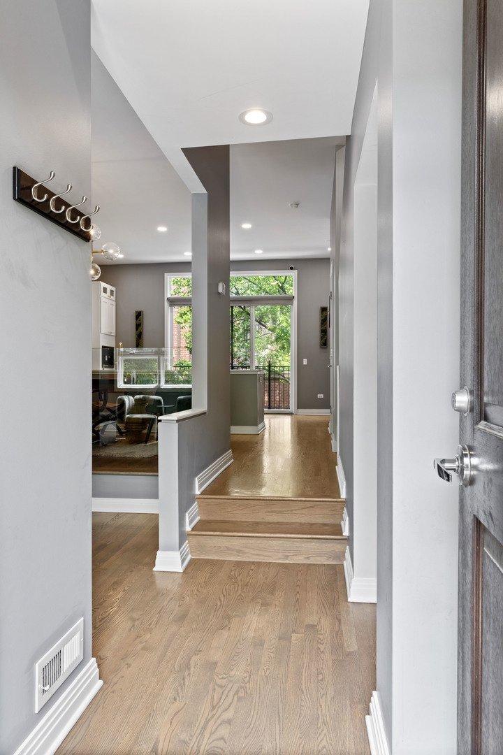2631 North Hartland Court Chicago IL 60614