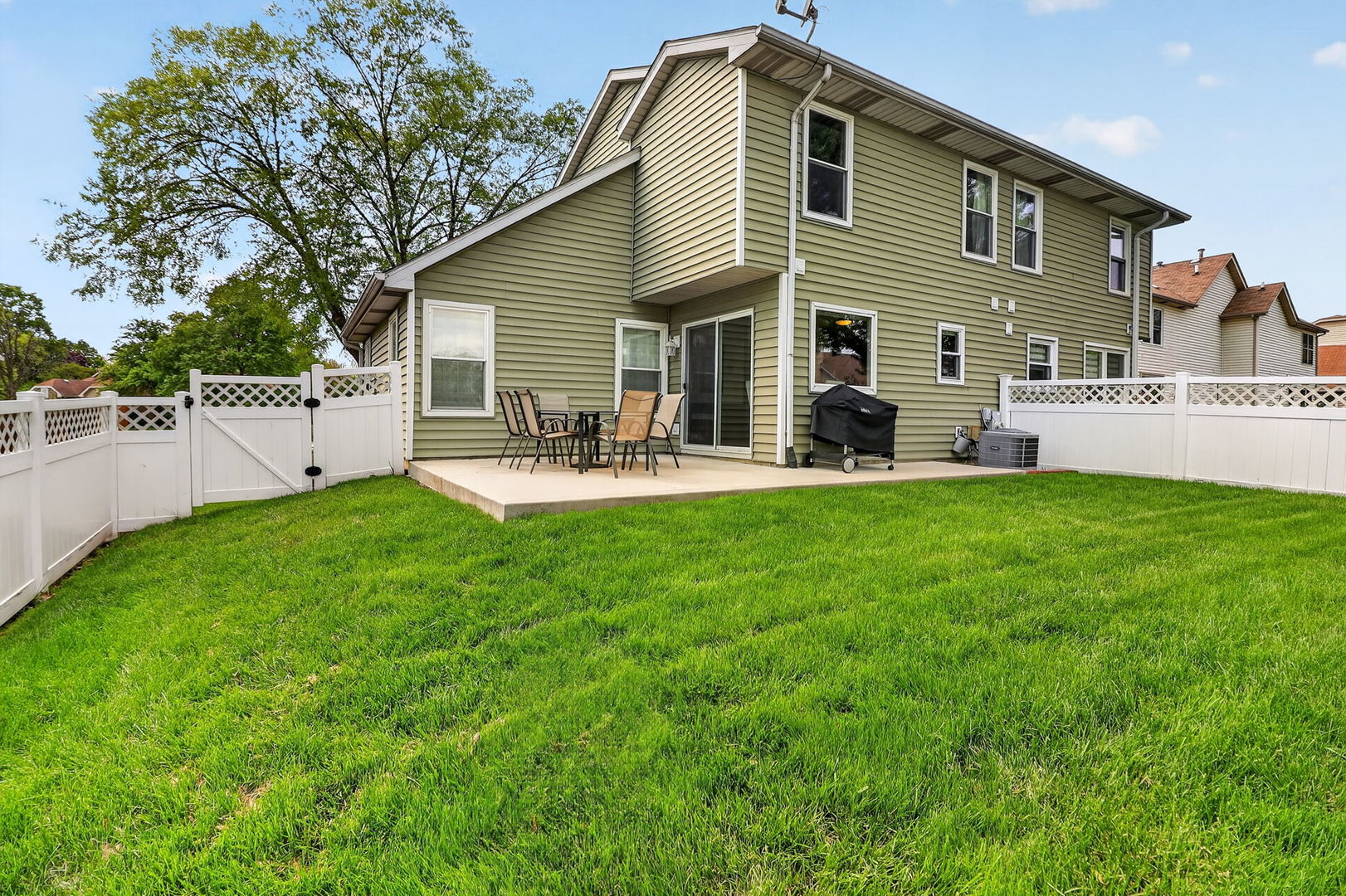 1117 Bradbury Circle Carol Stream IL 60188